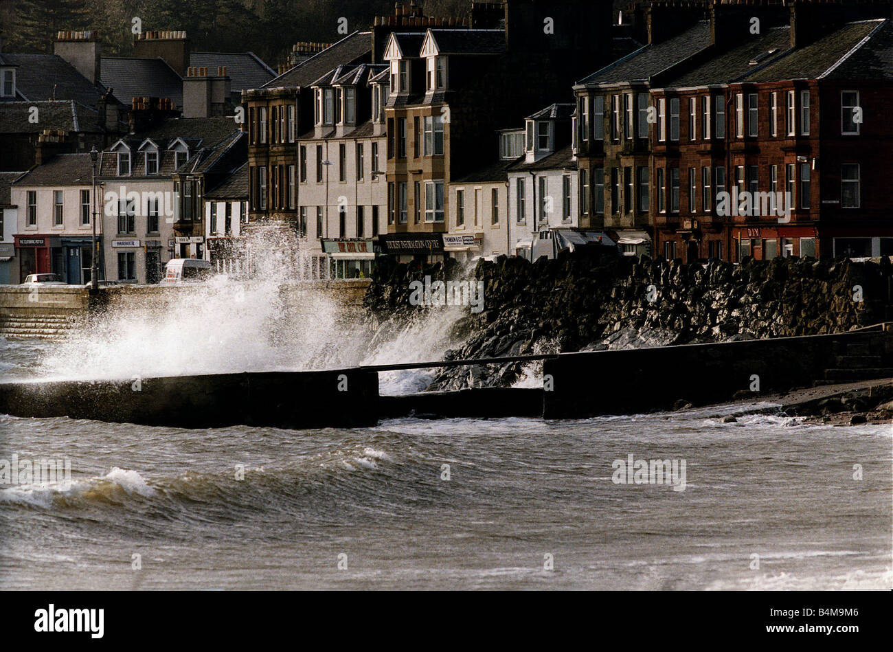 Wellen an der Wand bei Millport in Schottland nach starkem Wind am Meer, grobe Juni 1996 zu werden verursacht Stockfoto