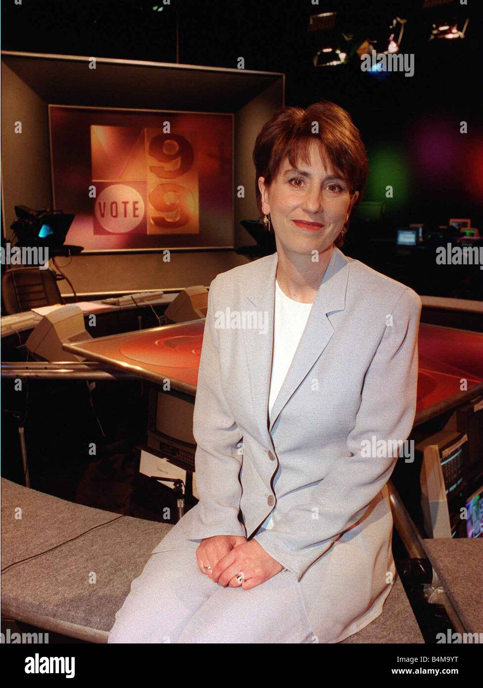 Kirsty Wark TV-Moderatorin in Abstimmung 99 Atelier bei BBC in Glasgow Mai 1999 Stockfoto