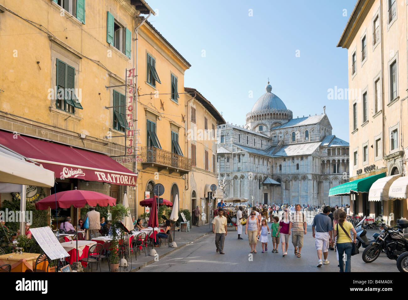 Restaurants auf der Via Santa Maria zum Duomo und der Piazza dei Miracoli, Pisa, Toskana, Italien Stockfoto