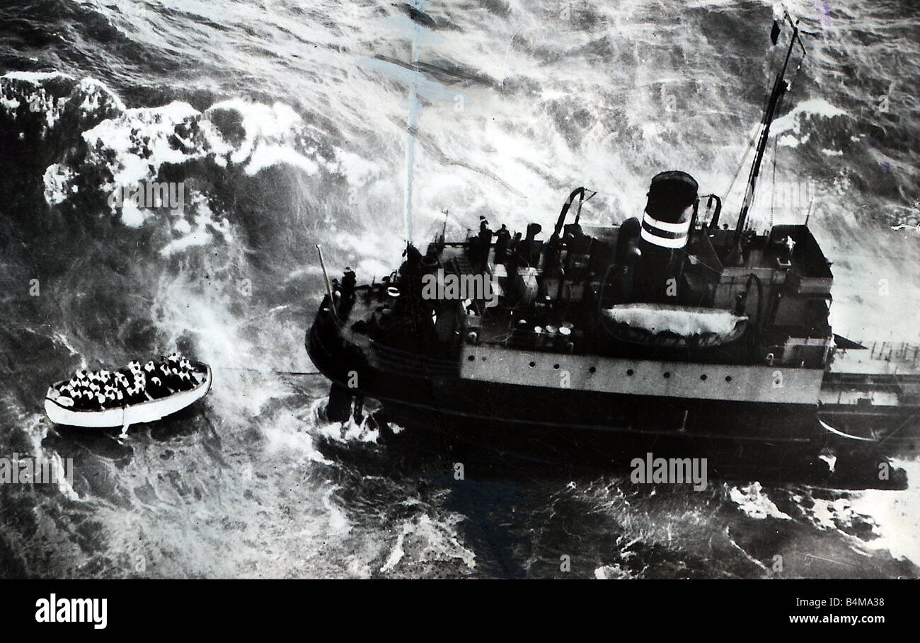 Überlebenden in einem Rettungsboot Tierheim im Windschatten der Tanker nach dem Untergang der Fähre Princess Victoria 10 Meilen von der irischen Küste Stockfoto