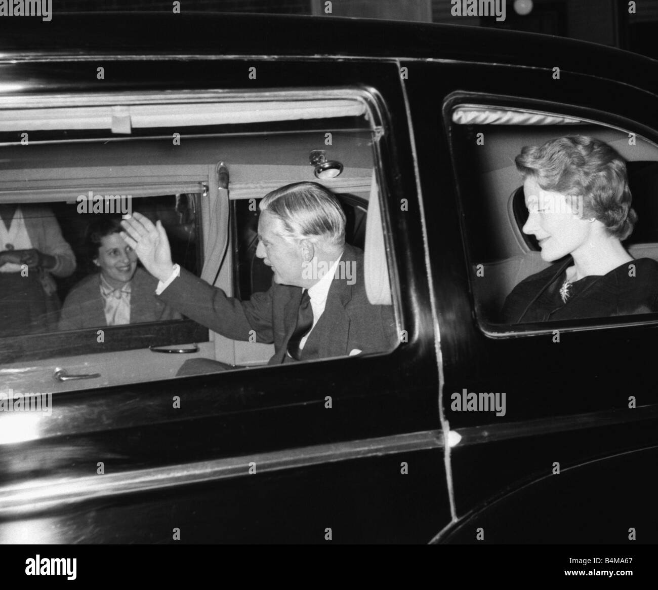 Suez Krise 1956 Premierminister Anthony Eden Wellen an die Zuschauer, als er Kalk Grove Fernsehstudios geht wo er eine Sendung über die Situation in Suez machte Stockfoto