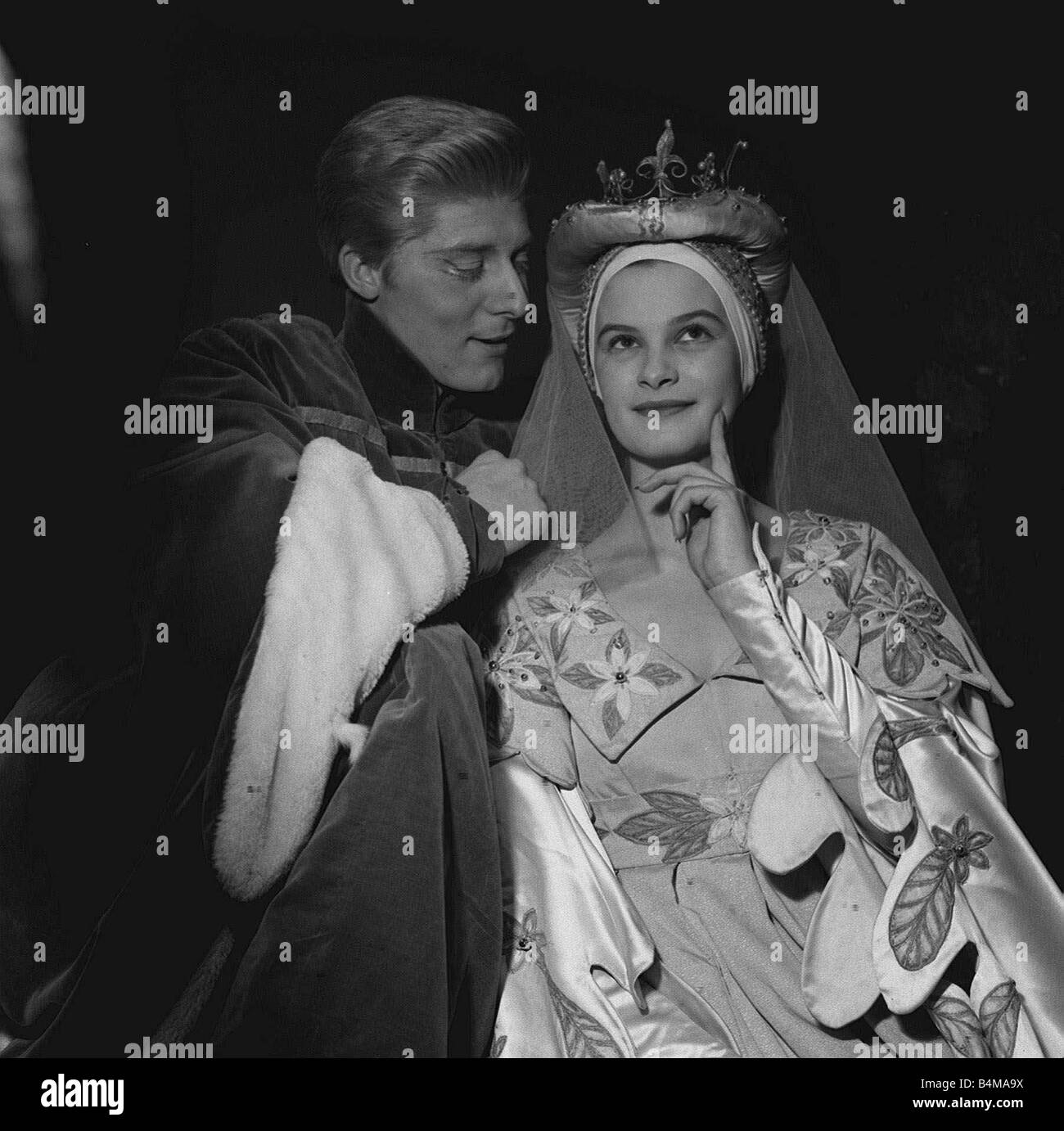 Der junge Schauspieler Martin Jarvis spielen King Henry V mit Valerie Pickup im Alter von 17 spielen Katherine am National Youth Theatre Stockfoto