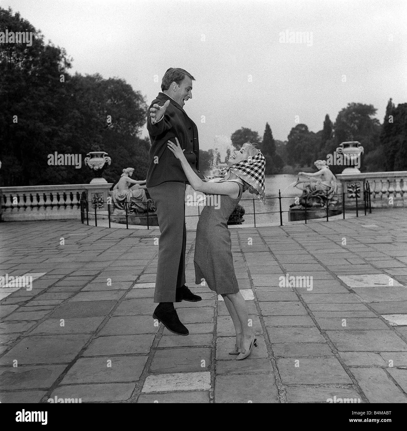Frank Ifield Sänger mit der Schauspielerin Annette Andre Juni 1965 in Kensington Gardens Stockfoto