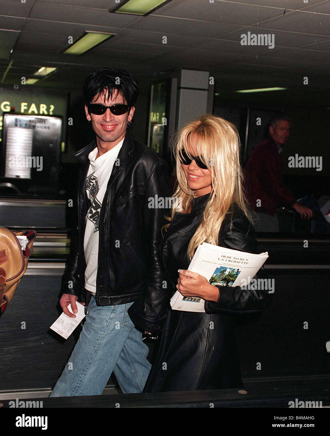 Pamela Anderson Schauspielerin und Mann Rock-Star Tommy Lee ankommen am Flughafen Heathrow nach Cannes Film Festival 1995 Stockfoto