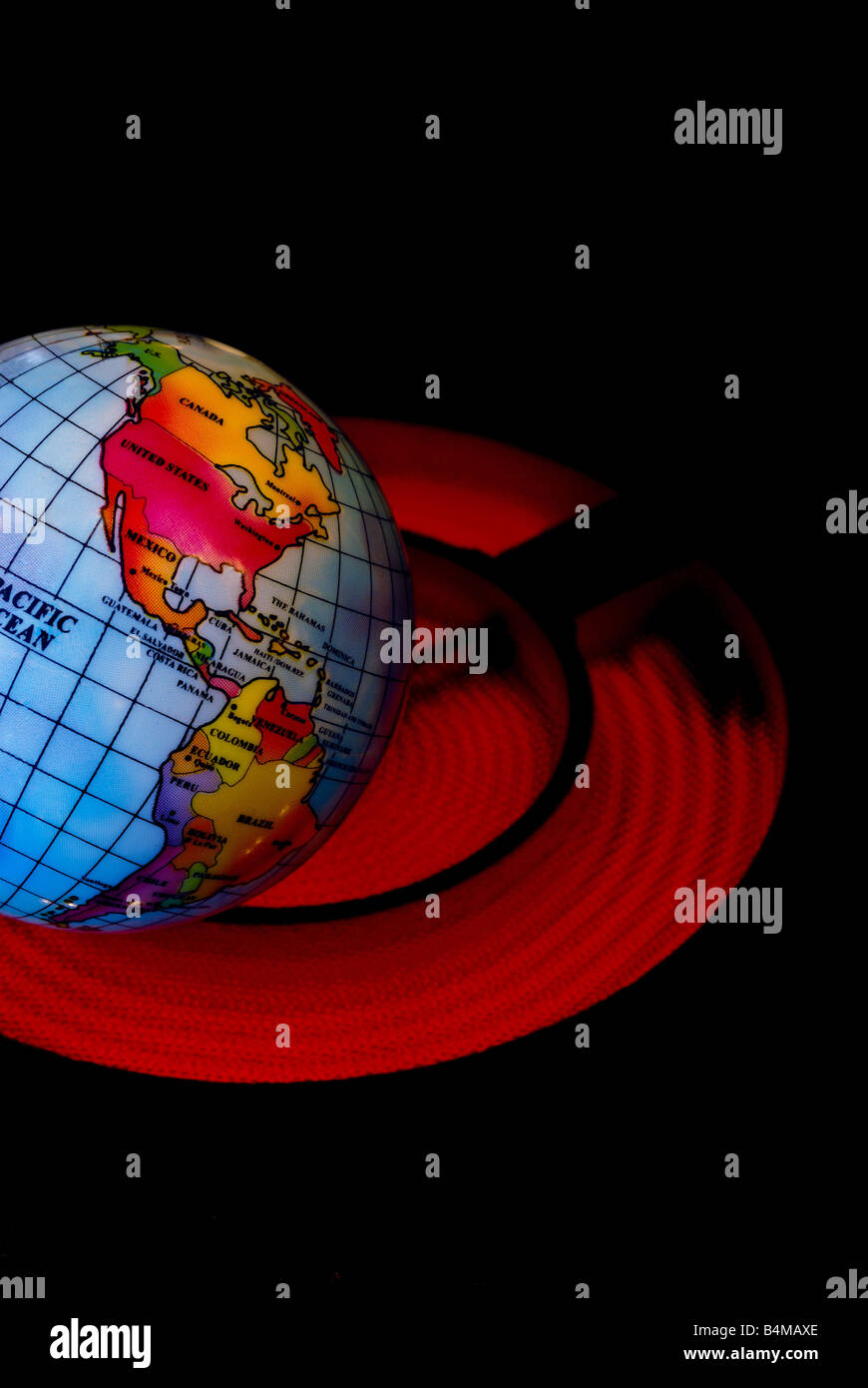 Ein Globus ist Beon oben auf eine heiße Herdplatte, die stellvertretend für das Konzept der globalen Erwärmung gezeigt. Stockfoto