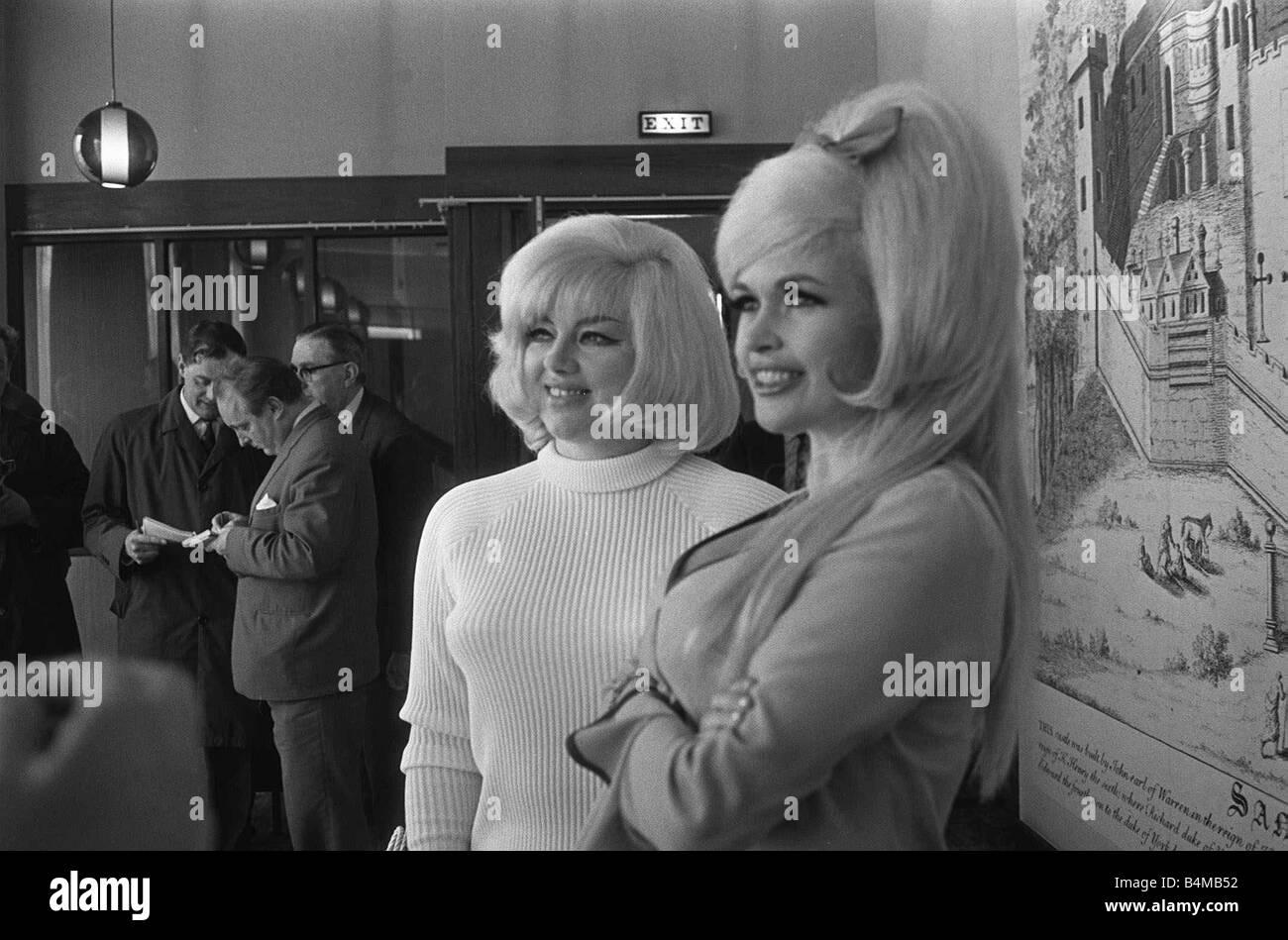 Diana Dors Mai 1967 Schauspielerin Jayne Mansfield In ein Leeds Hotel Stockfoto