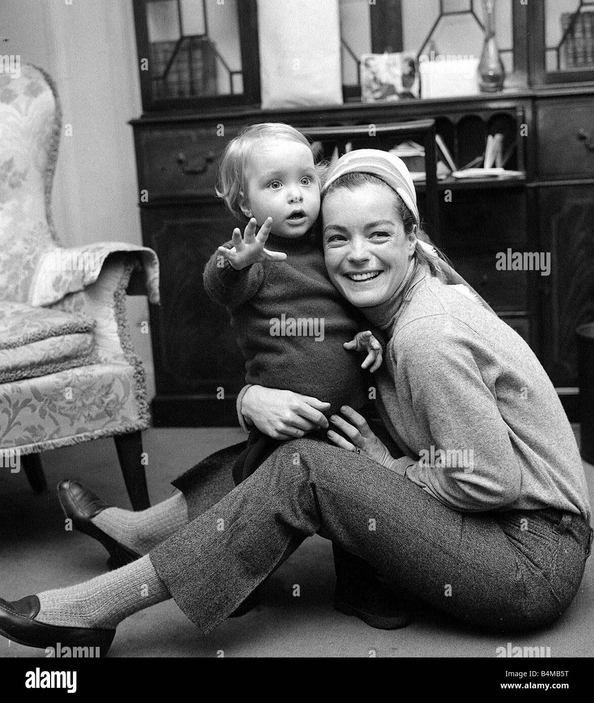 Romy Schneider März 1968 Schauspielerin mit Sohn Stockfotografie - Alamy