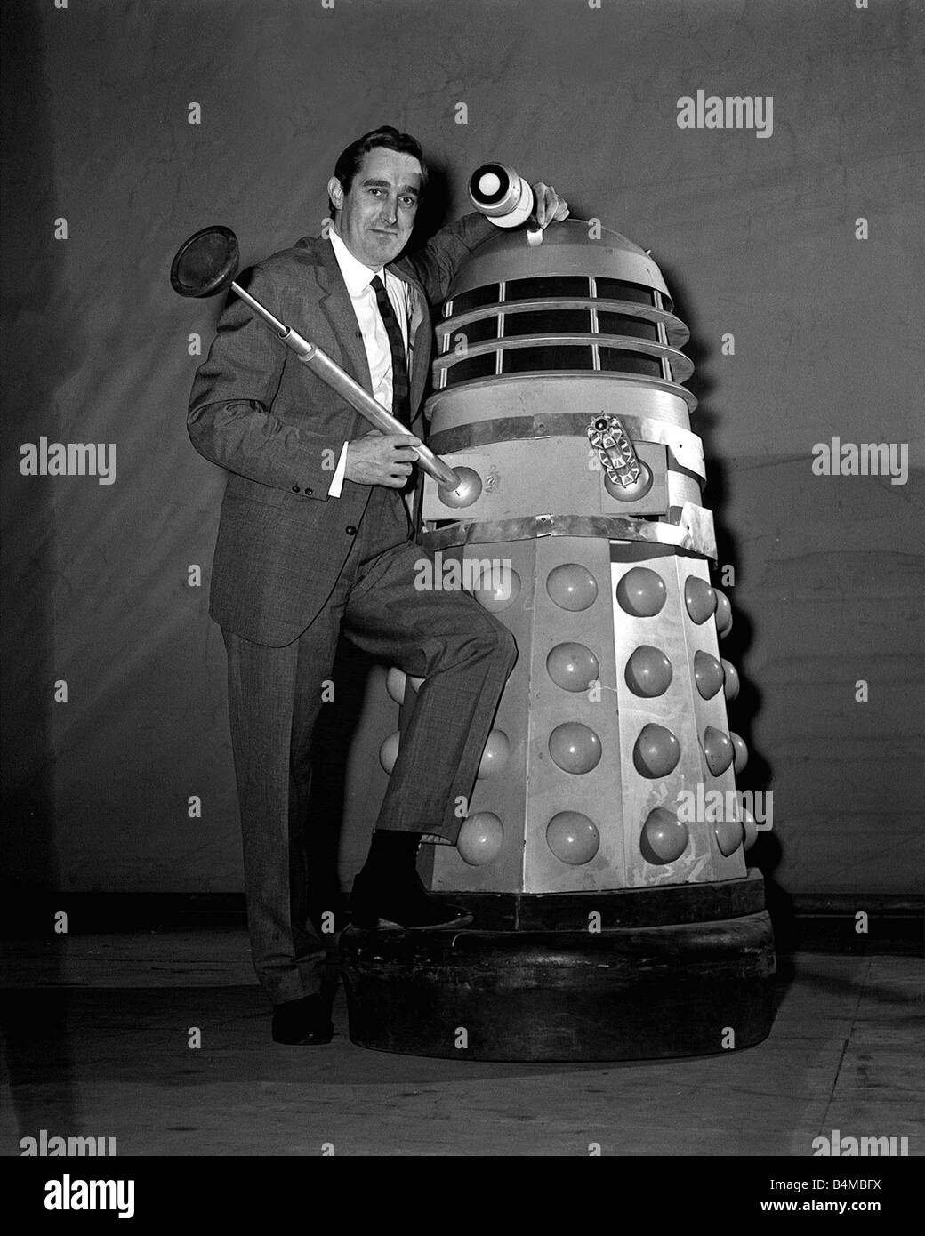 Terry Nation Dezember 1964 Autor Regisseur Produzent Bild mit seiner Schöpfung Dalek Science Fiction TV Programm Doctor Who Stockfoto