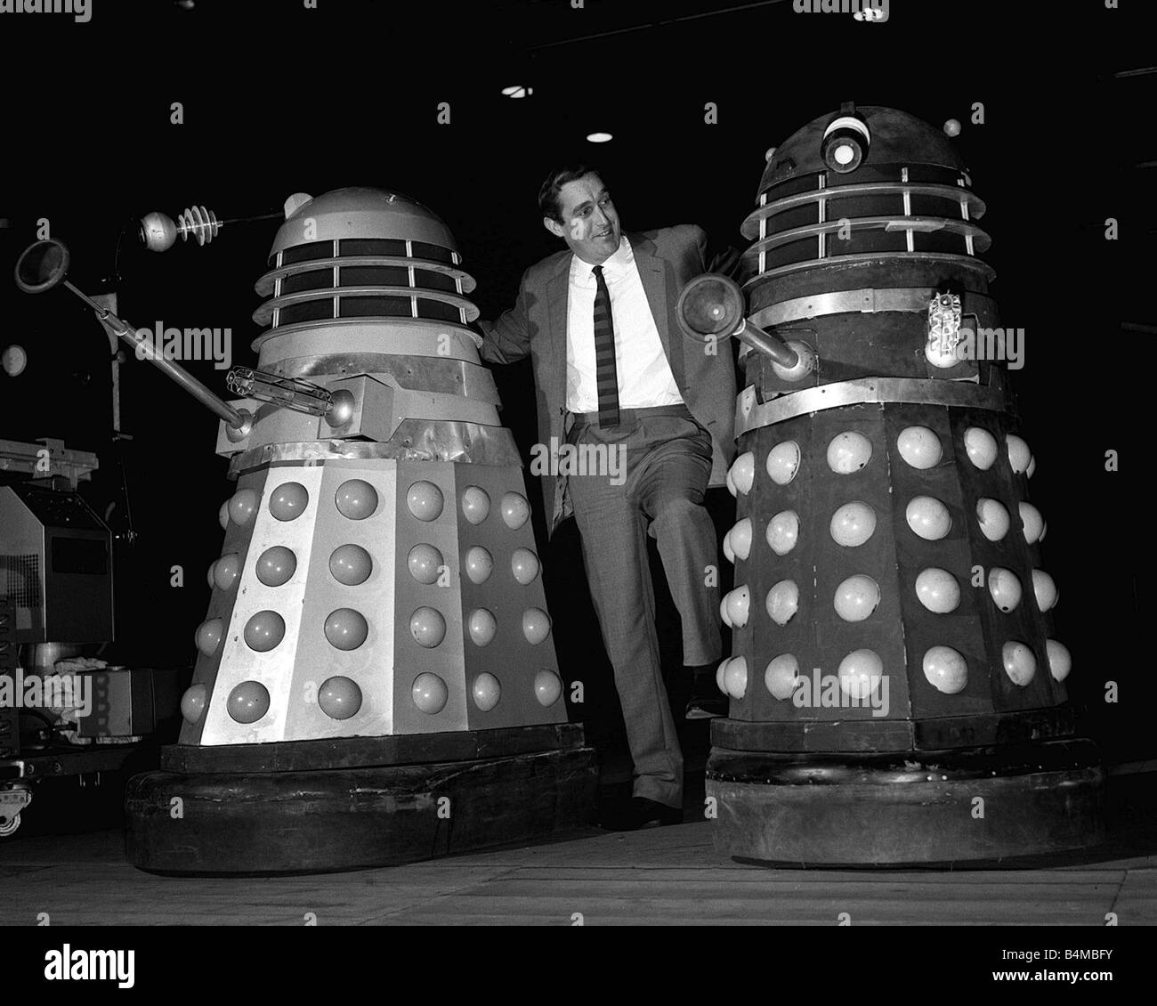 Terry Nation mit Daleks Dezember 1964 Terry Nation Autor Regisseur Produzent Bild mit seiner Schöpfung die Daleks Tv Programm Arzt, die Roboter Fernsehen Programme Dalek Scifi Science Fiction der 1960er Jahre Stockfoto
