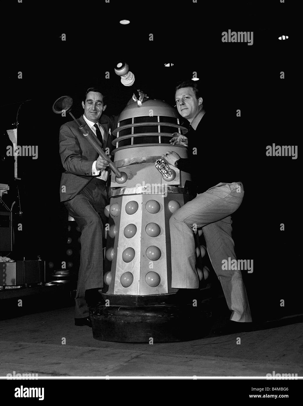 Terry Nation Dezember 1964 und Raymond Cusick mit Dalek Fernsehprogramm Doctor Who Roboter Science Fiction Scifi 1960er Jahre Daleks Dr Who Stockfoto