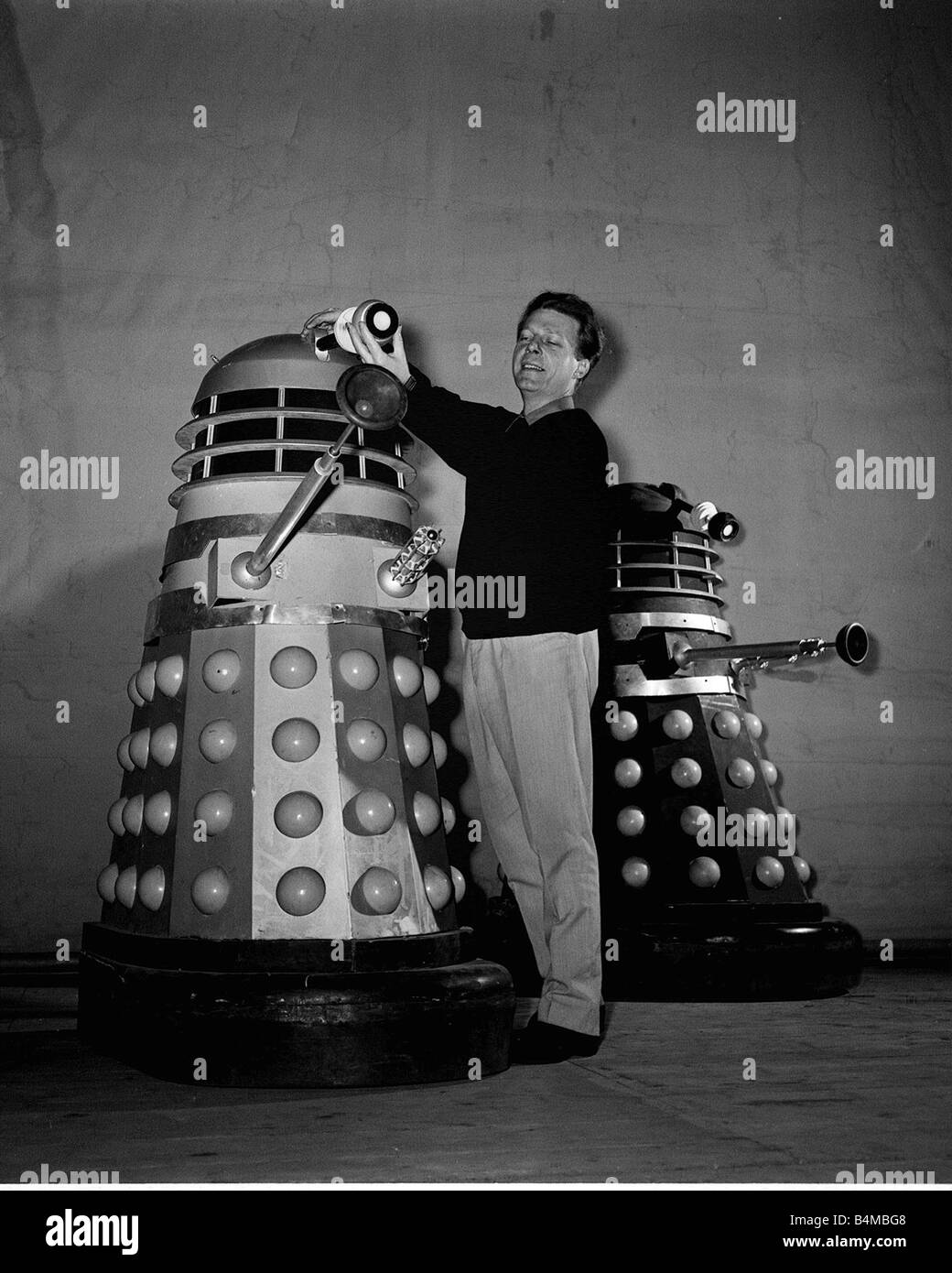 Raymond Cusick mit Daleks Dezember 1964 TV Programm Doctor Who Roboter Science-Fiction der 1960er Jahre Dr Who dalek Stockfoto