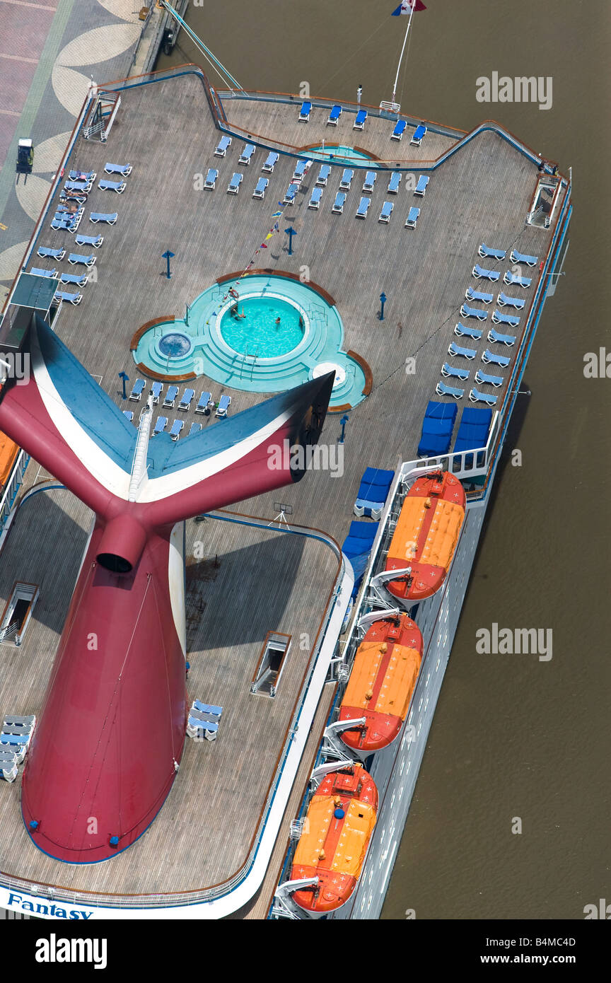 Antenne über Kreuzfahrtschiff Carnival Fantasy angedockt an New Orleans Louisiana Stockfoto