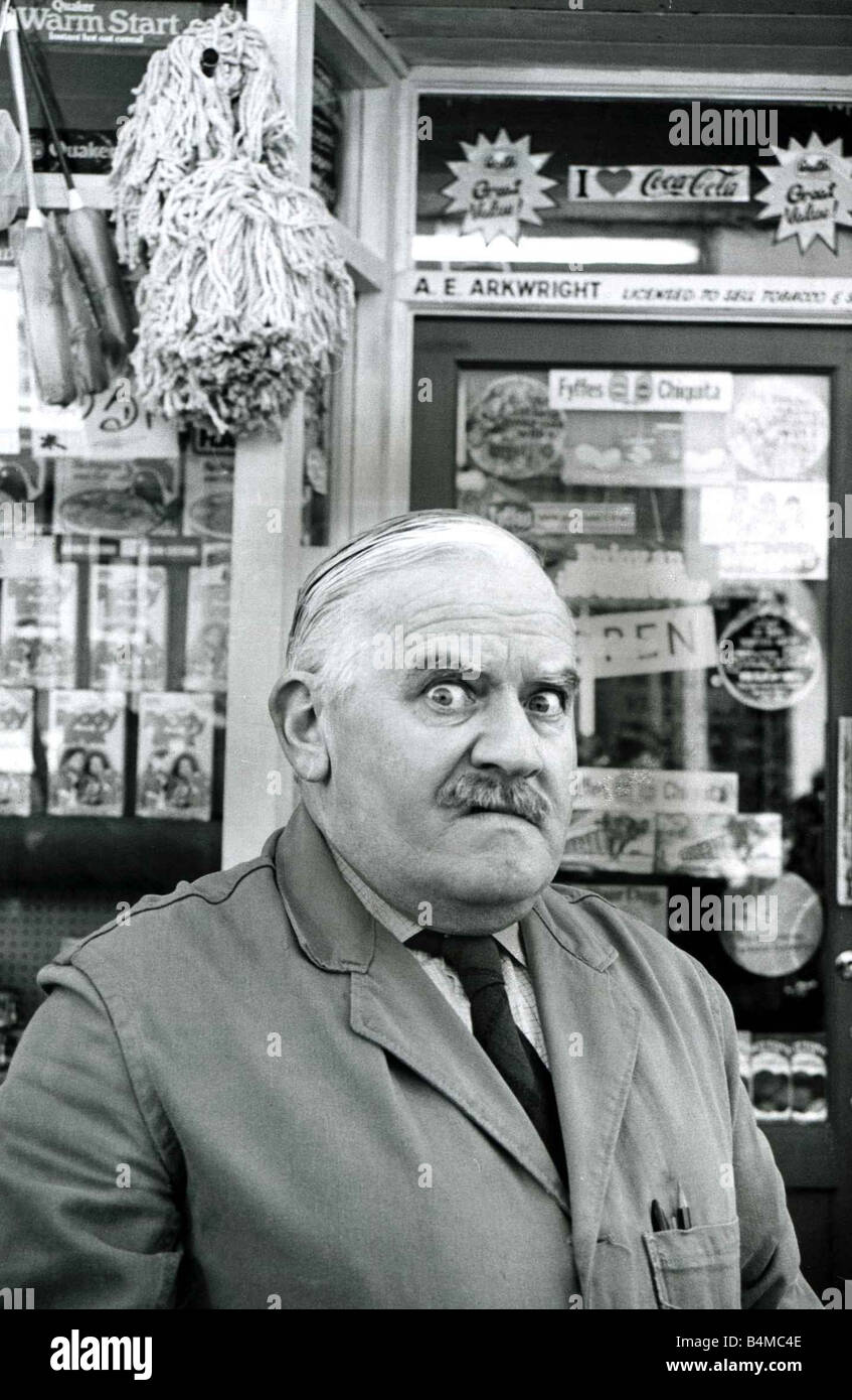 pic Ronnie Barker Arkwright ronnie barker als der stotternde geizig lustvollen ladenbesitzer arkwright von der bbc tv serie offen alle stunden abgebildet charakter ausserhalb seiner tante emma laden oktober 1985 1980s ronniebarker0904 radiotimes stockfotografie alamy