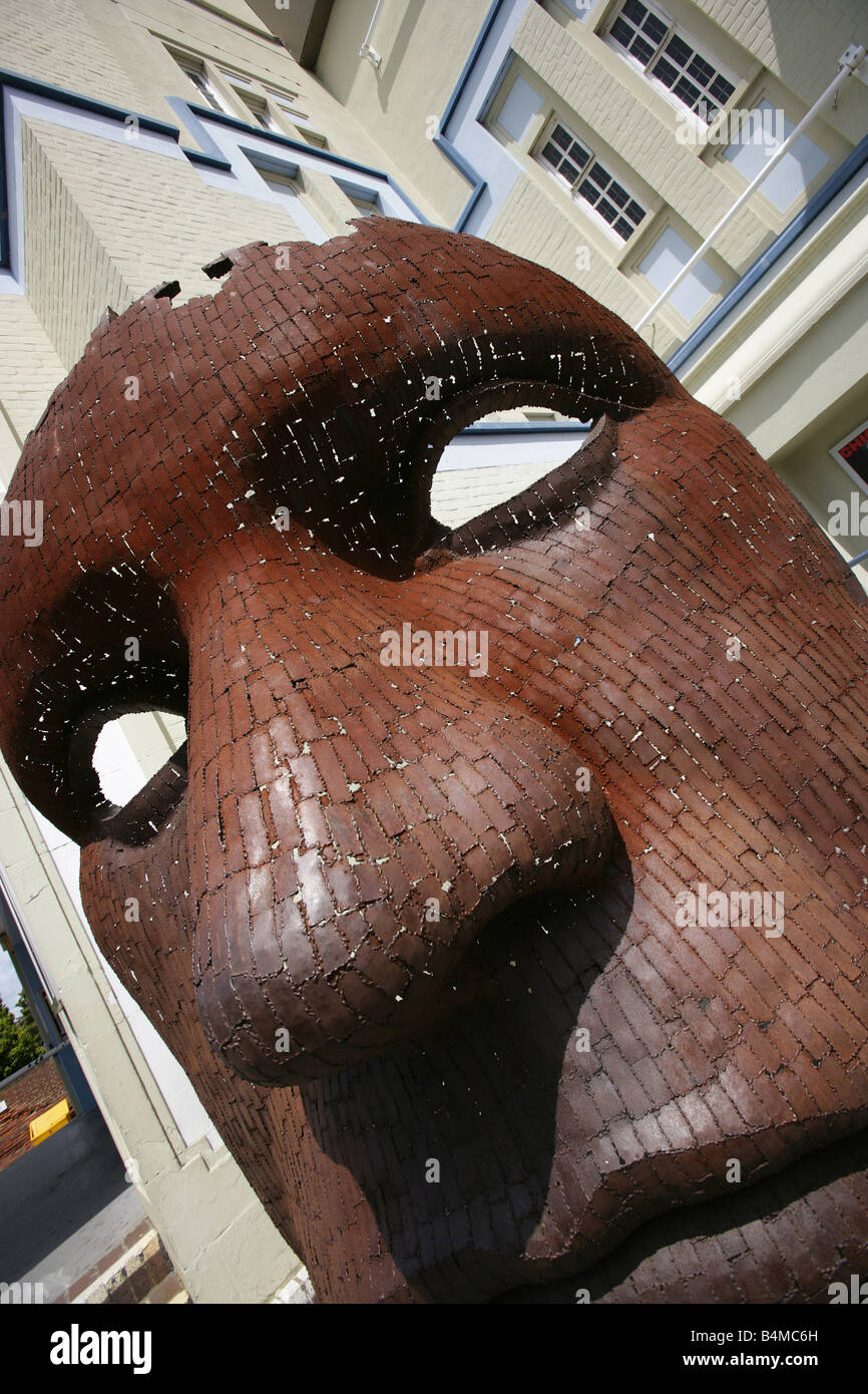 Stadt Canterbury, England. Weichstahl Skulptur namens Maske von Rick Kirby vor dem Eingang zum Alten (jetzt neu) Canterbury Marlowe Theatre. Stockfoto