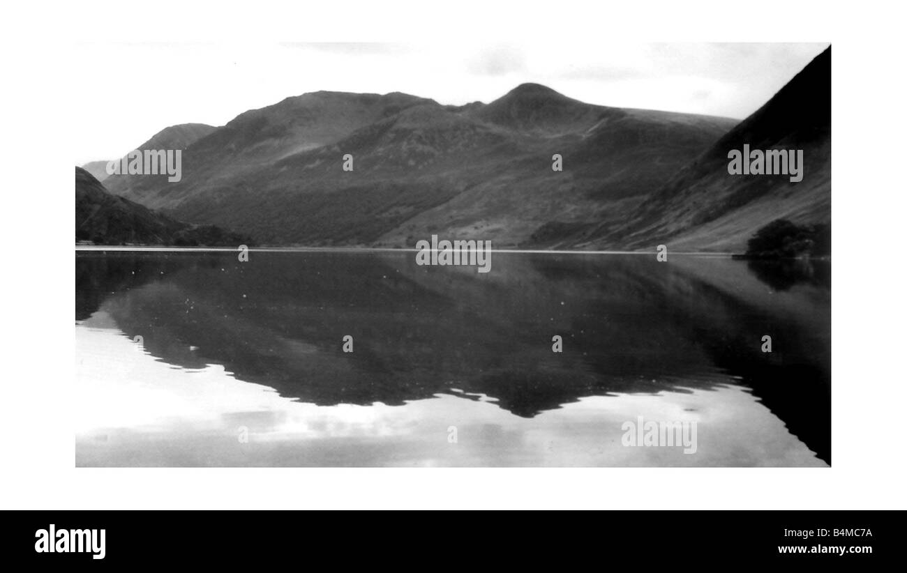 Berge auf dem jenseitigen Ufer spiegeln sich auf der Wasseroberfläche Crummock den Lake Distrikt Cumbria noch Ruhe Reflexion Berge Hügeln Stockfoto