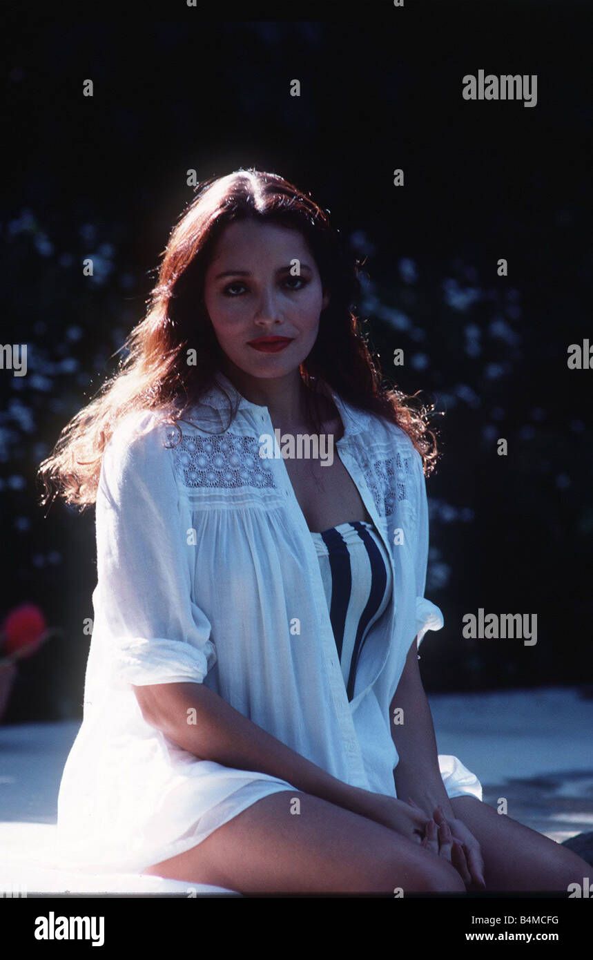 Barbara Carrera Actress sitzen auf Poolseite Dbase MSI Stockfotografie
