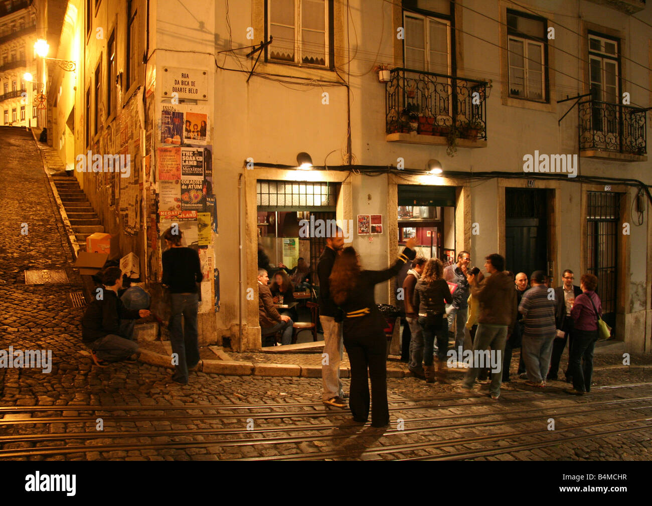 Bar-Crawl im Bairro Alto infront von Bicaense Stockfoto