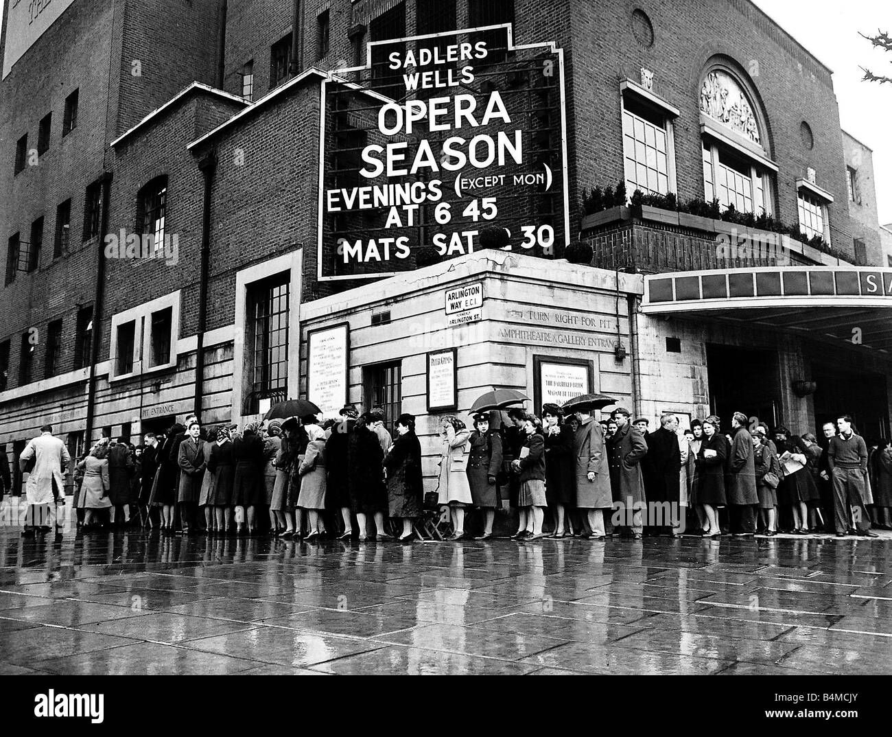 Eine Nation, die immer noch nach dem Krieg diesmal nicht für Lebensmittel, sondern für die Opernsaison Saddlers Wells Theatre in London 1946 Schlange Stockfoto