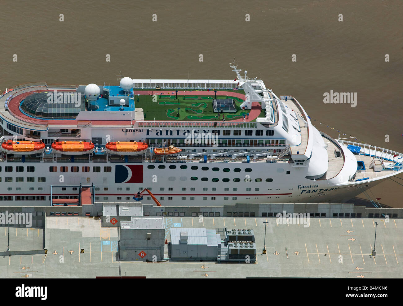 Antenne über Kreuzfahrtschiff Carnival Fantasy angedockt an New Orleans Louisiana Stockfoto