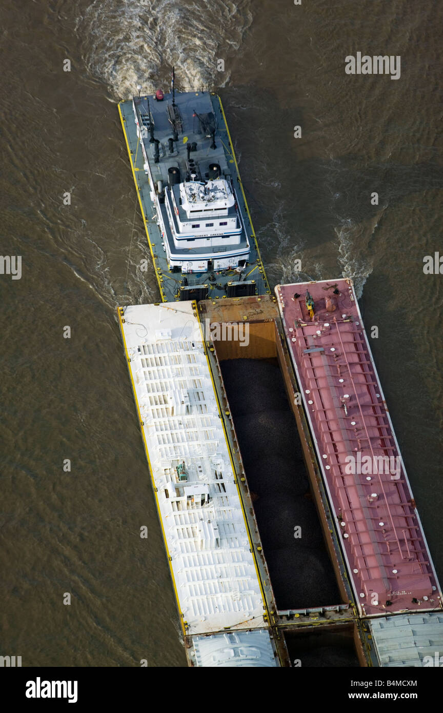 Antenne über Schlepper und Lastkähne auf dem Mississippi in Baton Rouge, Louisiana Stockfoto