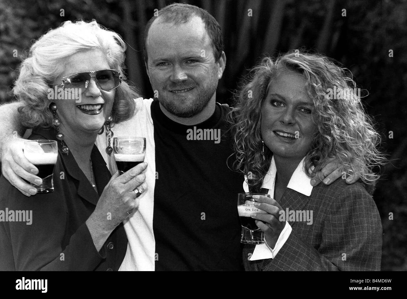 Steve McFadden Schauspieler Eastenders mit australischen Seife Schauspielerin Anne Charleston und Glenda McKay von Emmerdale 1993 Stockfoto