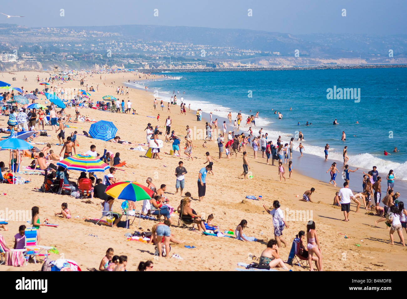 Blick von der kalifornischen Newport Beach ist in den Sommermonaten mit Menschen gefüllt. Stockfoto