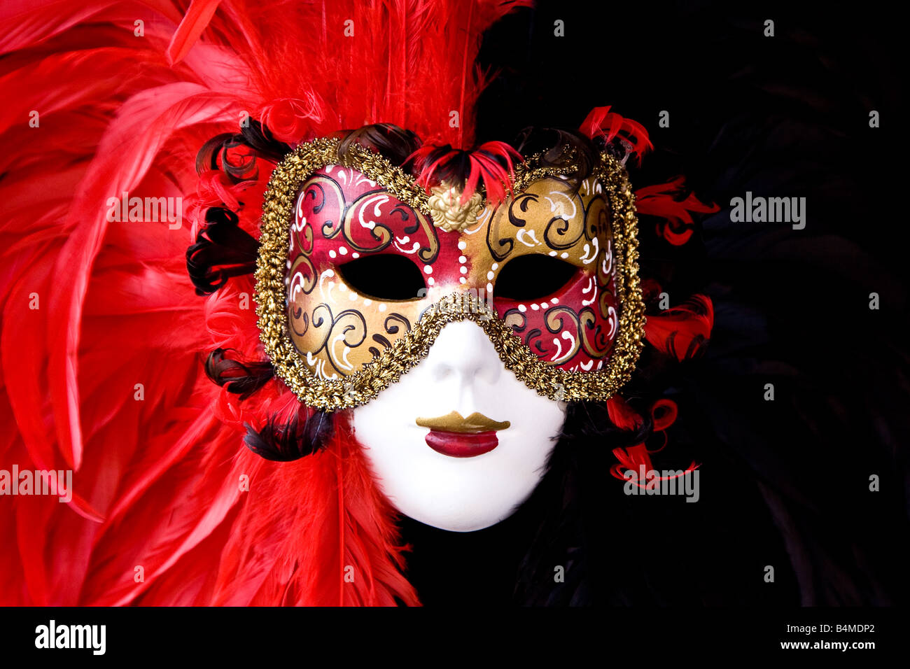 In der Regel venezianischen rot und schwarze Maske mit Federn und handgemalte Details Venedig Veneto Italien Europa EU Stockfoto