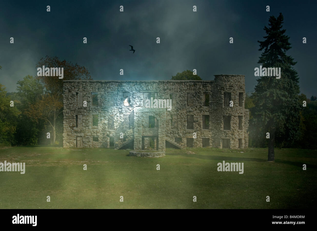 Digital verbesserte, Steinmauer Ruinen der historischen Maribel Höhlen Hotel Gebäude an Maribel, Wisconsin mit geisterhaften Erscheinung. Stockfoto