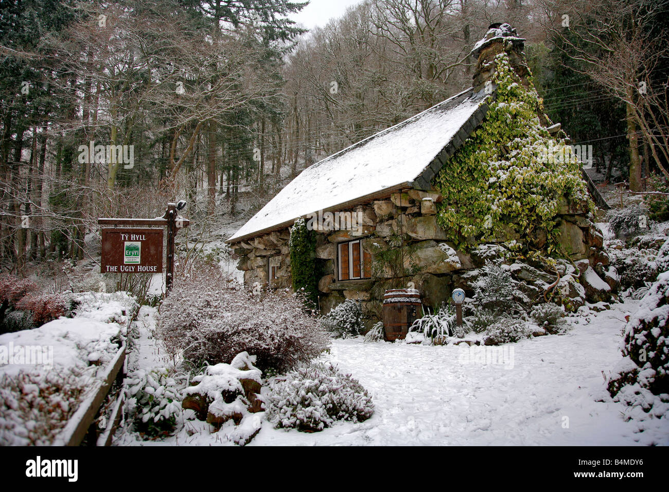 Ty Hyll hässliches Haus Betws Y Coed Winter Schnee Snowdonia-Nationalpark Gwynedd North Wales Großbritannien UK Stockfoto