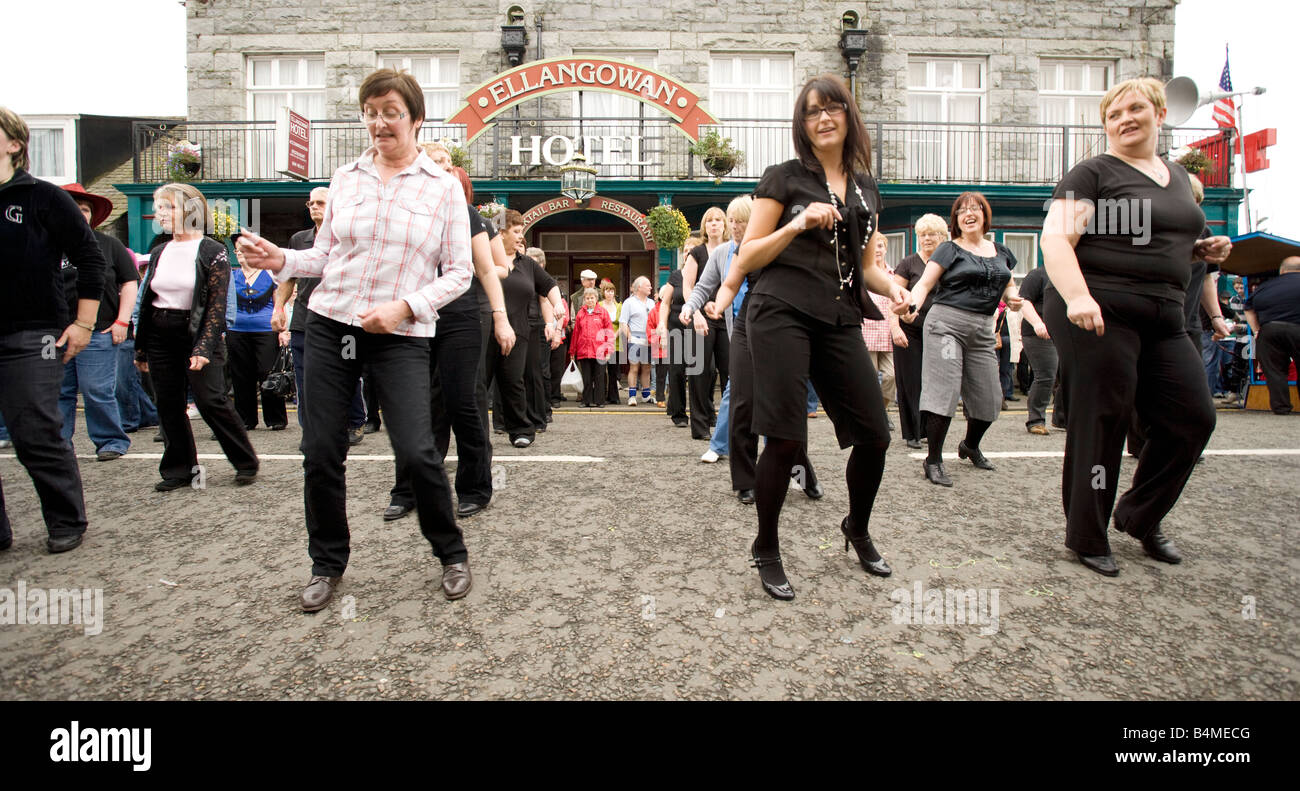 Line-Dance auf Straße bei Creetown Country Music Festival Schottland Stockfoto