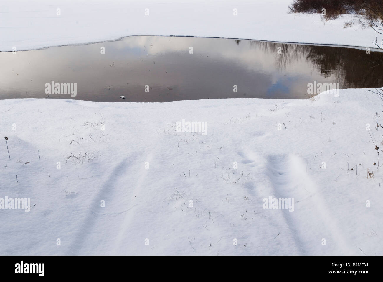 Ein paar Reifen Spuren im Schnee stoppen kurz Freiwasser auf einem See in Michigan s obere Halbinsel Stockfoto