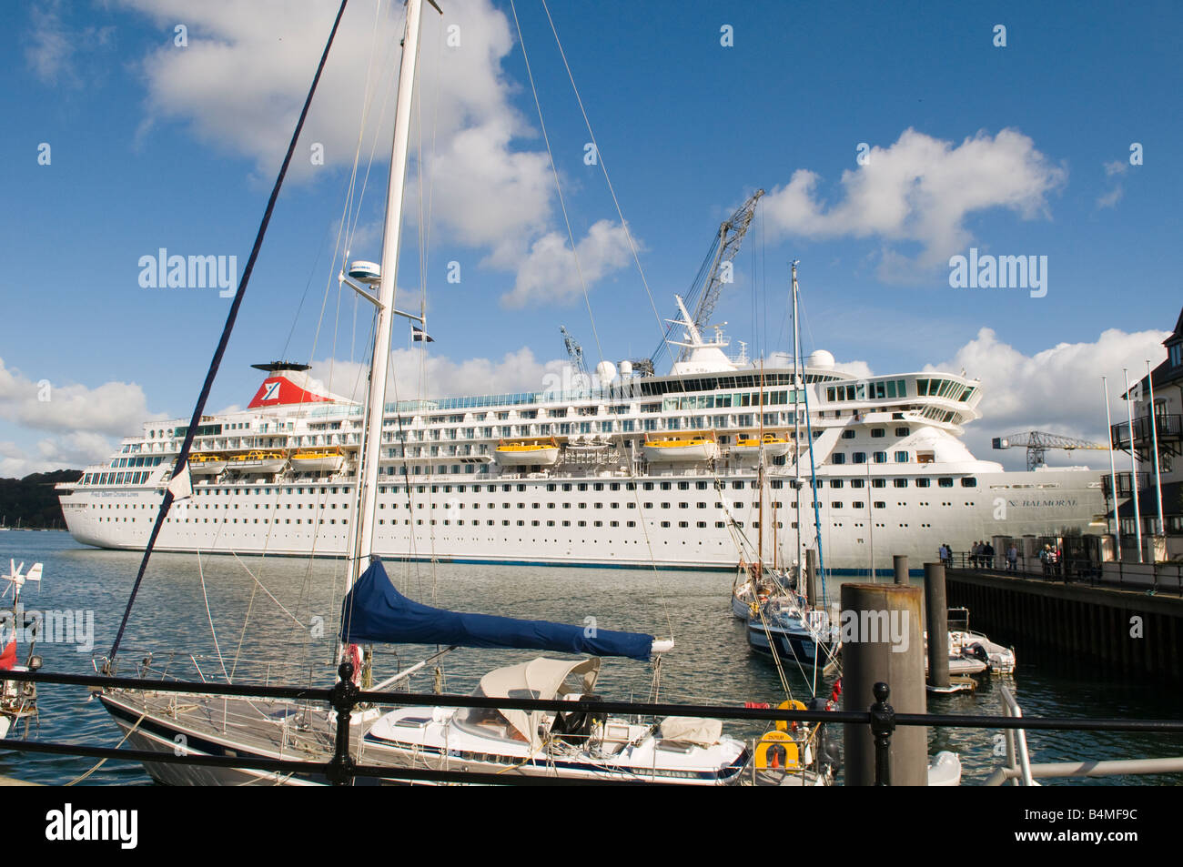 Falmouth, Cornwall, UK. Fred Olsen Cruise Liner vor Anker für einen Tag besuchen Stockfoto