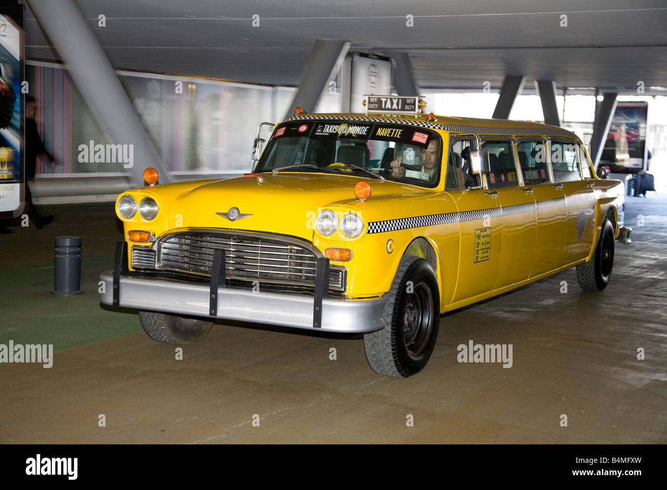 Yellow Cab gestreckt. Messezentrum Porte de Versailles. 2008 Mondial De l ' Automobile Stockfoto