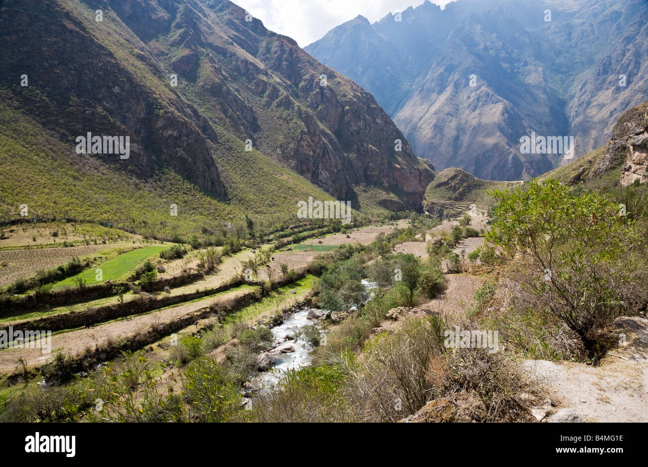 Blick entlang der Urubamba-Tal in den peruanischen Anden Berge aus der Inka-Trail auf dem ersten Tag der viertägigen Wanderung Stockfoto