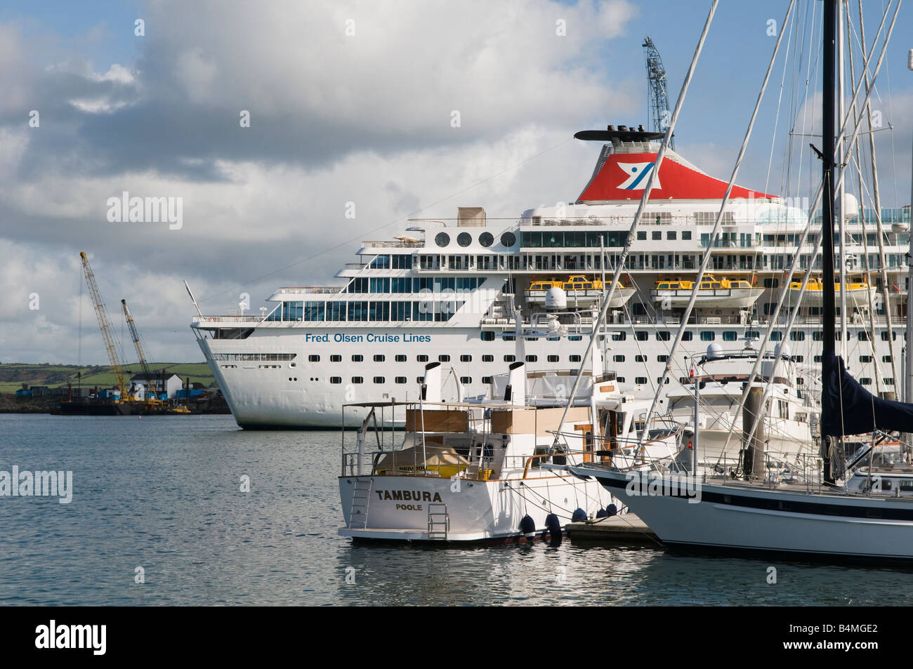 Falmouth, Cornwall, UK. Fred Olsen Cruise Liner vor Anker in der River Fal Stockfoto