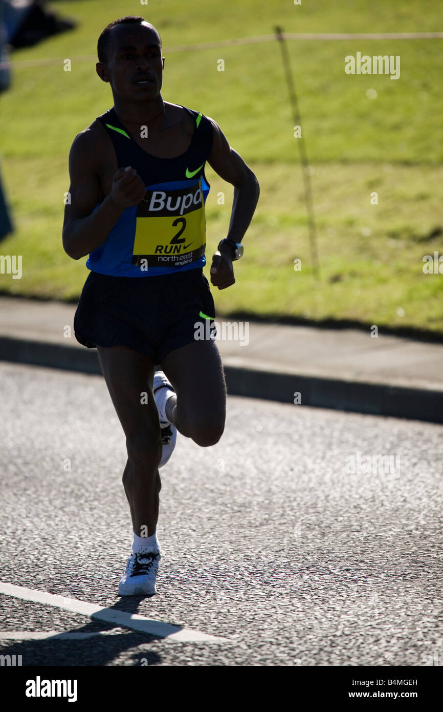 Tsegay Kebede aus Äthiopien beteiligt den Great North Run 2008. Kebede gewann das Männerrennen in 59:45. Stockfoto