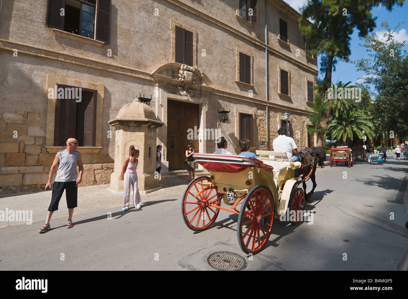 Touristen sehen eine Pferdekutsche "Galera" in der Nähe von Kathedrale von Palma, Mallorca, Spanien Stockfoto