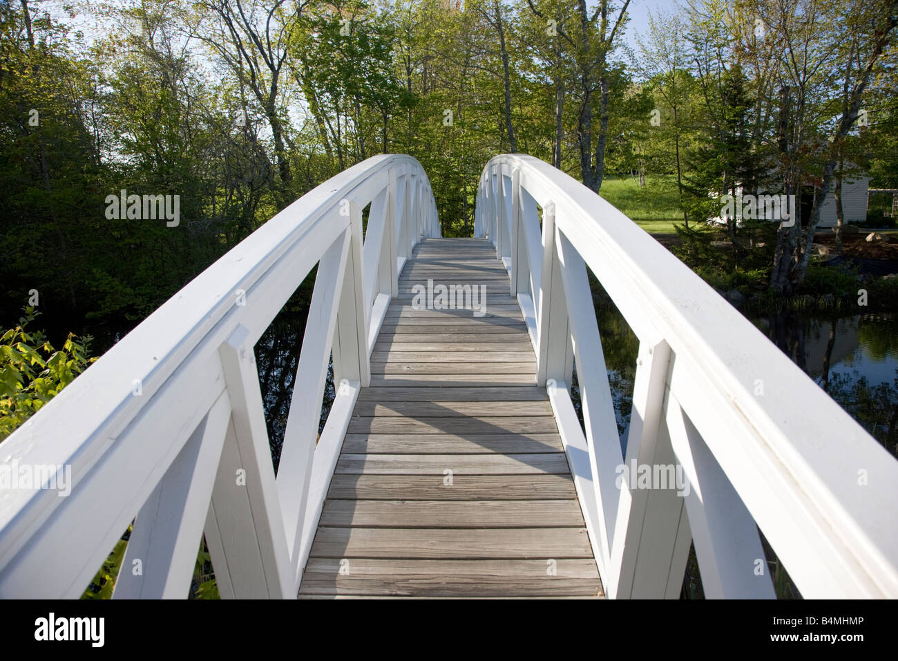 Hölzerne Fußgängerbrücke über einen Teich Somesville ME Stockfoto