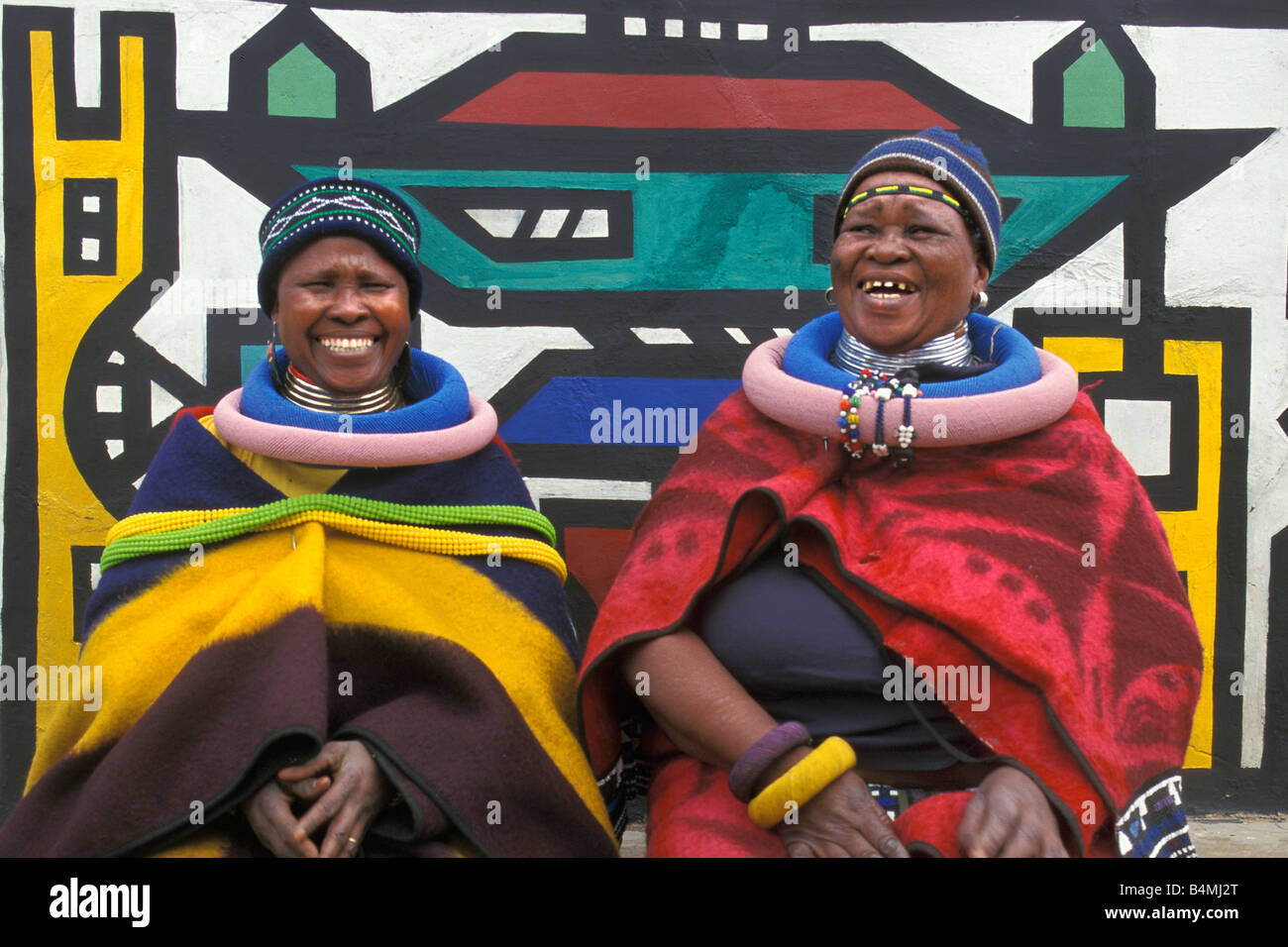 Südafrika, mapoch Ndebele Dorf, traditionelle Wandmalereien Frauen mit traditioneller Kleidung und Dekoration Stockfoto