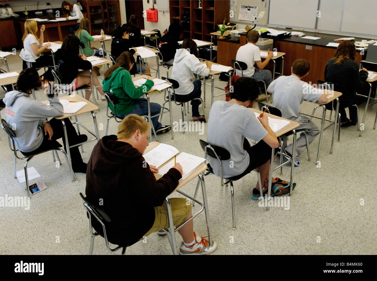 Schülerinnen und Schüler nehmen eines Tests Stockfoto