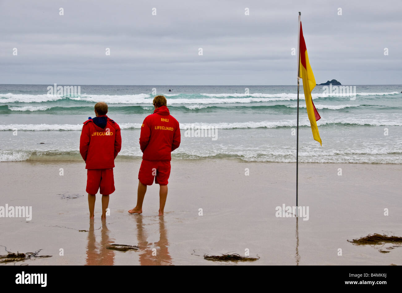 Rettungsschwimmer im Dienst am Strand von Sennen in Cornwall. Stockfoto