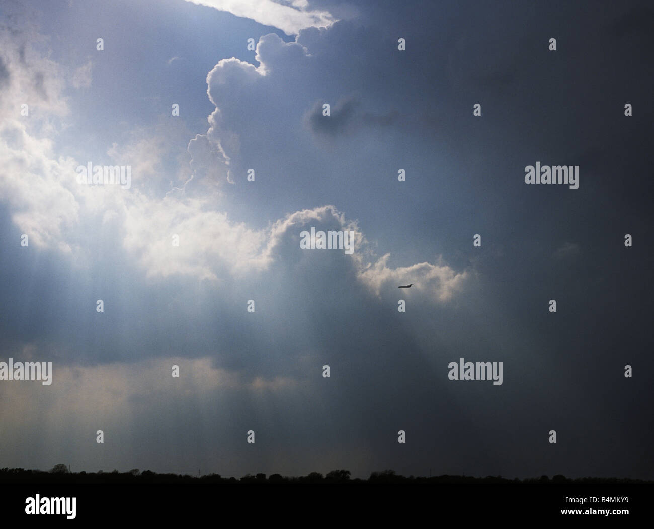 Passagier-Jet nähert sich Tulsa International Airport landen während eines schweren Gewitters am 6. April 2006. Stockfoto