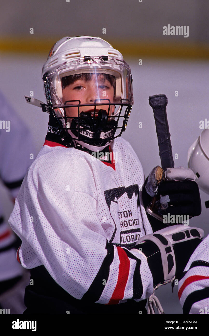 Porträt des jungen Eishockeyspieler und-Trainer Stockfoto