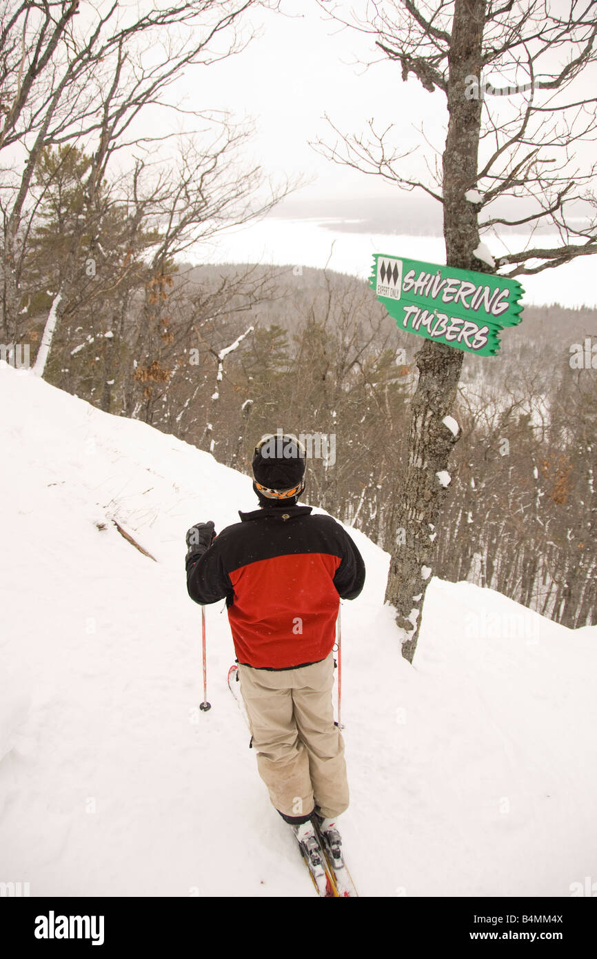 Lonnie Glieberman Manager von Mount Böhmen Ski Resort in Ufer Upper Peninsula Ski ein Hinterland laufen am Ski-Hügel Stockfoto