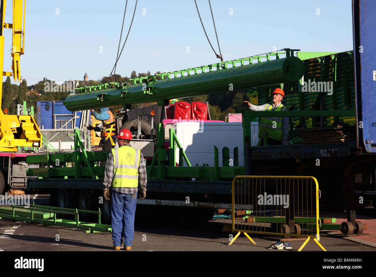 Arbeiter zerlegen ein Messegelände fahren bei Nottingham Goose Fair, Nottingham, England, Großbritannien Stockfoto