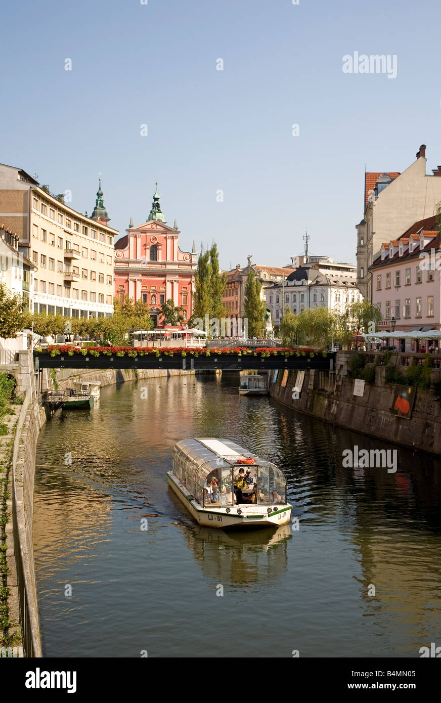 Sightseeing-Boot segelt hinunter Ljubljanca Flussstadt Trog Ljubljana-die Hauptstadt von Slowenien Europa Stockfoto