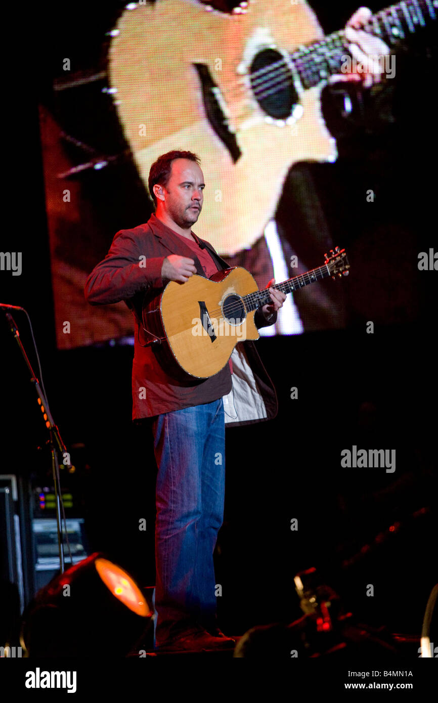Dave Matthews mit seiner Gitarre auf der Bühne stehen Stockfoto