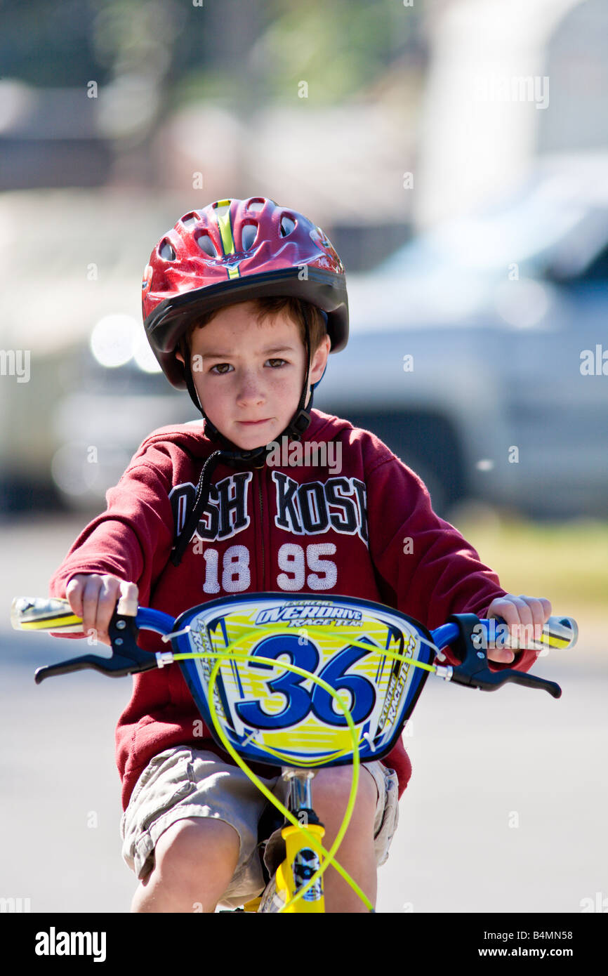 Junge mit Helm Reiten Fahrrad Stockfoto