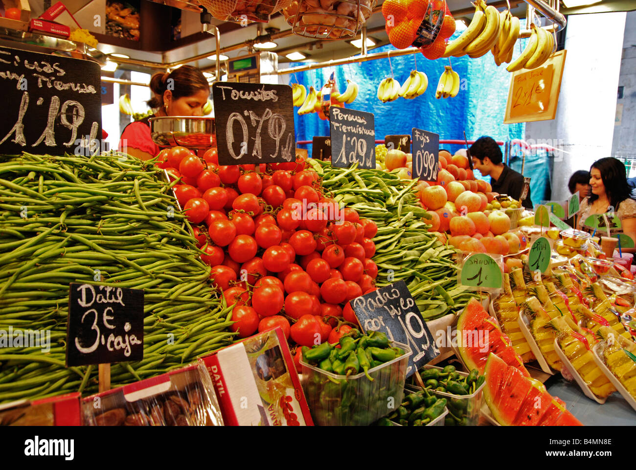 ein Obst- und Gemüse-Stand auf dem la Boqueria Markt in Barcelona, Spanien Stockfoto