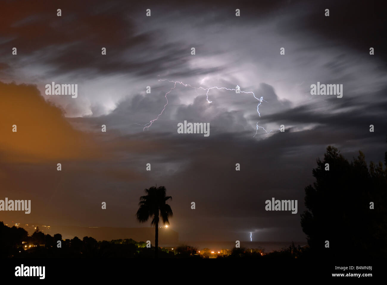 Gabel-Blitz und Gewitterwolken beleuchtet in der Nacht, Javea / Xabia, Provinz Alicante, Comunidad Valenciana, Spanien Stockfoto